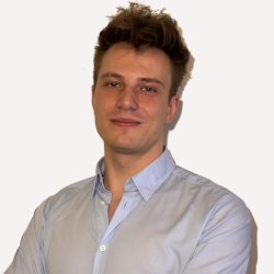 Blondyn, usmiechający się do aparatu, zdjęcie zrobione od głowy do barków